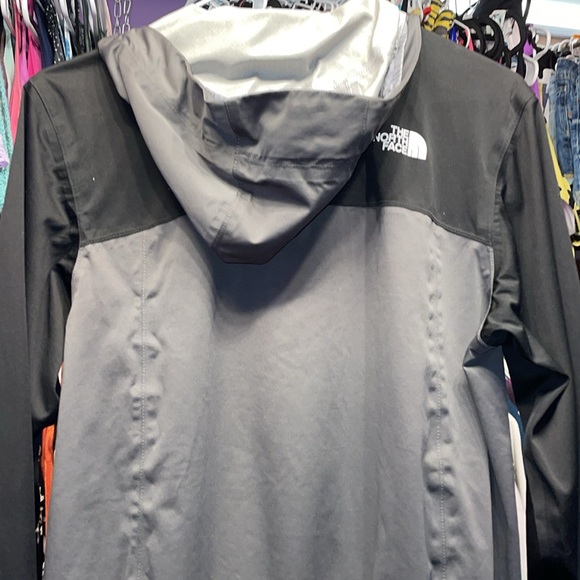 Boys lg 14-16 North Face wind breaker jacket back and gray - Picture 9 of 10